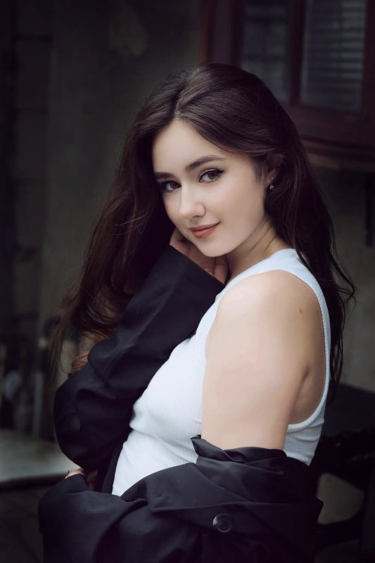 Profil Vika Kolesnaya, Model Cantik Asal Belarus yang Dekat dengan Billy Syahputra - iZaura