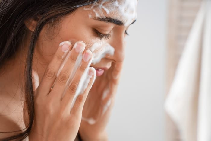 3 Kesalahan Sepele Saat Mencuci Muka dengan Facial Wash - iZaura